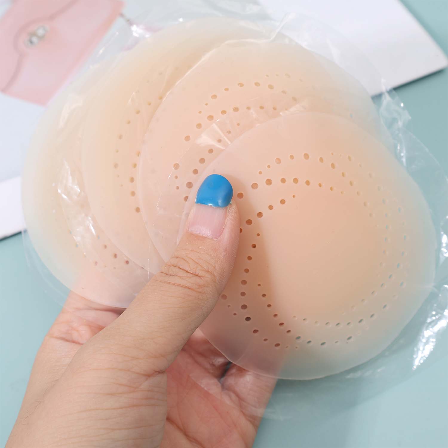 2-10 個目に見えない自己粘着胸パッド再利用可能な通気性の - Strapless Bra Adhesive のレビューと価格