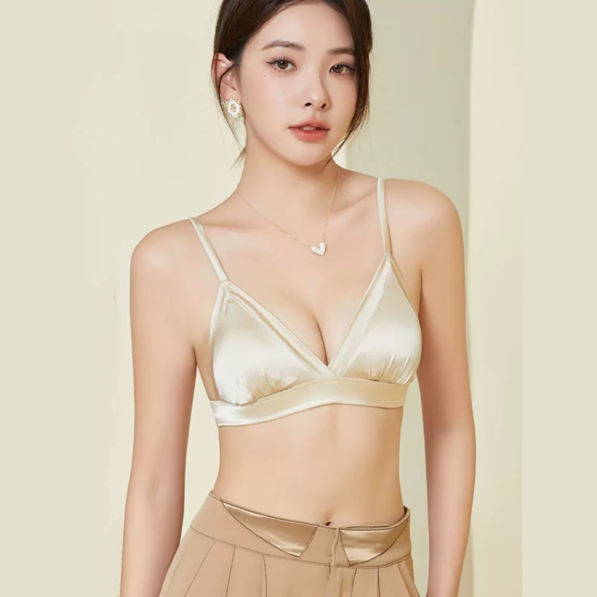 高級本物シルクサテンワイヤレス三角ブラ、細ストラップVネック - Sleep Bra Bralette のレビューと価格